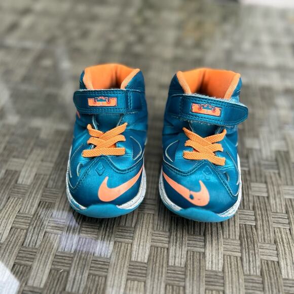 Nike LeBron High Top Sneakers Kids Size 8C - Picture 2 of 5